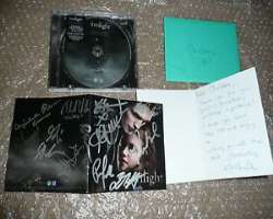 Rachelle sold t-shirts and other merchandise autographed by her fellow cast members from Twilight in an eBay auction for 